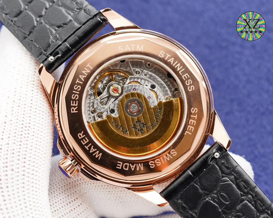 Patek Philippe series, an upgraded version of the true moon phase function watch series, welcomes new members. The word is high-end, using the unique Swiss ETA2824-2 special movement (zero repair), calendar callback, vibration frequency: 28800 oscillations per hour power reserve, sapphire glass, size 41x10mm, super luminous needle, with original Vacheron Constantin pin buckle, super waterproof function, perfect harmony, your first choice! Welcome to reprint!